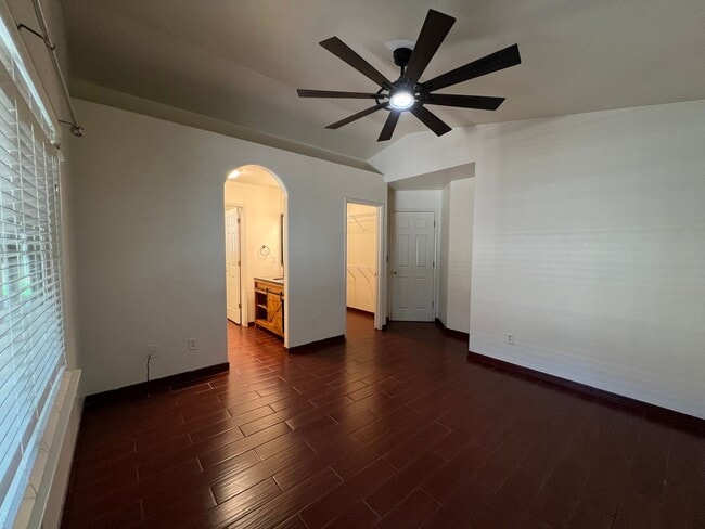 Building Photo - FOR RENT:  3 bedroom and 2 bathroom home i...