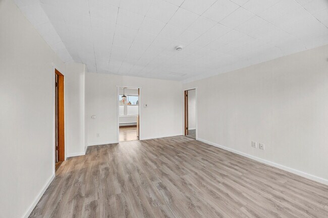Building Photo - Adorable upper-floor "duplex." 1 brm,  Was...