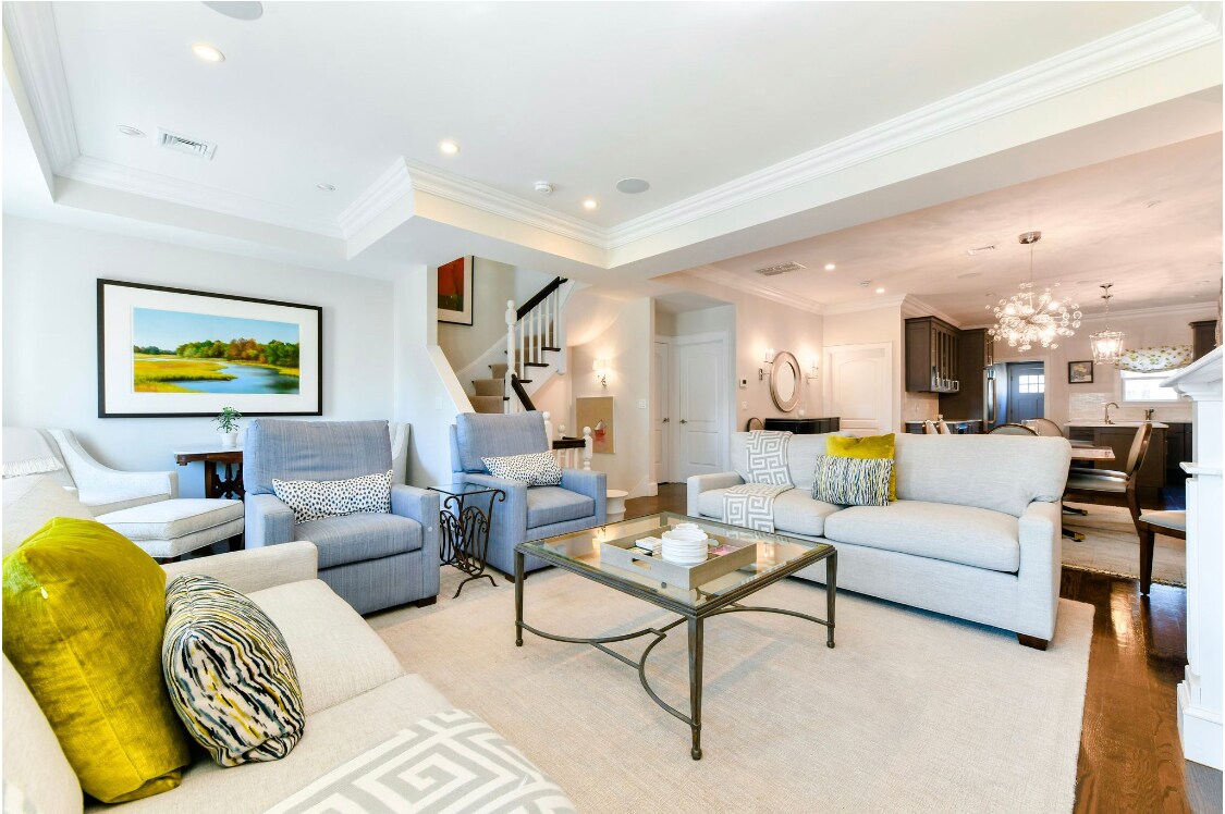 Living room - 846 E Broadway