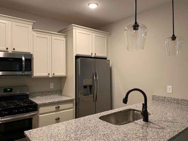Building Photo - 3 Bedrooms 2.5 Baths  Condo in Downtown Watkinsville!