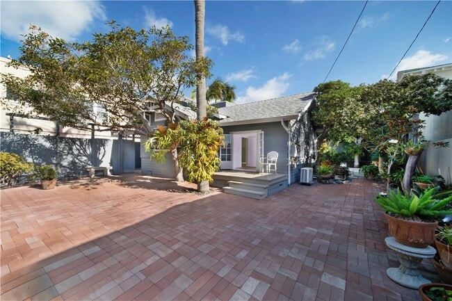 Building Photo - 1175 Glenneyre St