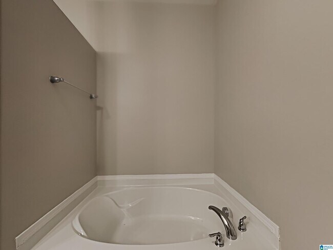 Building Photo - 1064 Park View Dr
