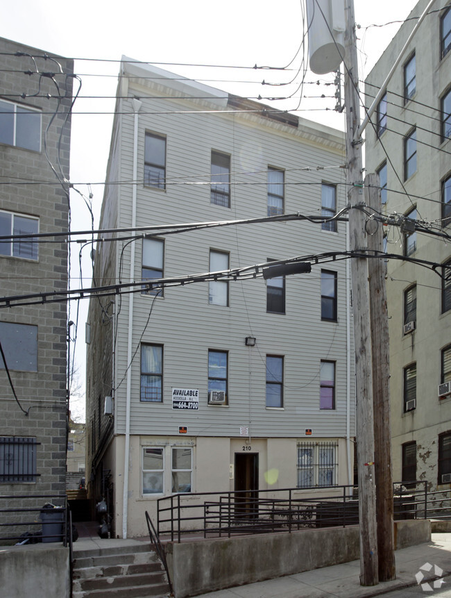 Building Photo - 210 Washington St