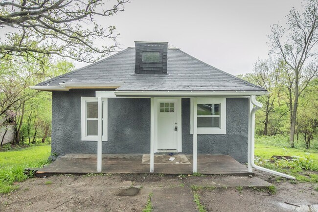 Building Photo - Adorable 2 Bedroom 1 Bath