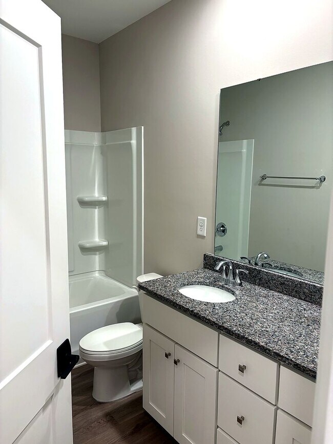 Building Photo - Brand New End-Unit Townhome | 3 BR/2.5BA | 1-Car Garage | Near Downtown Mooresville