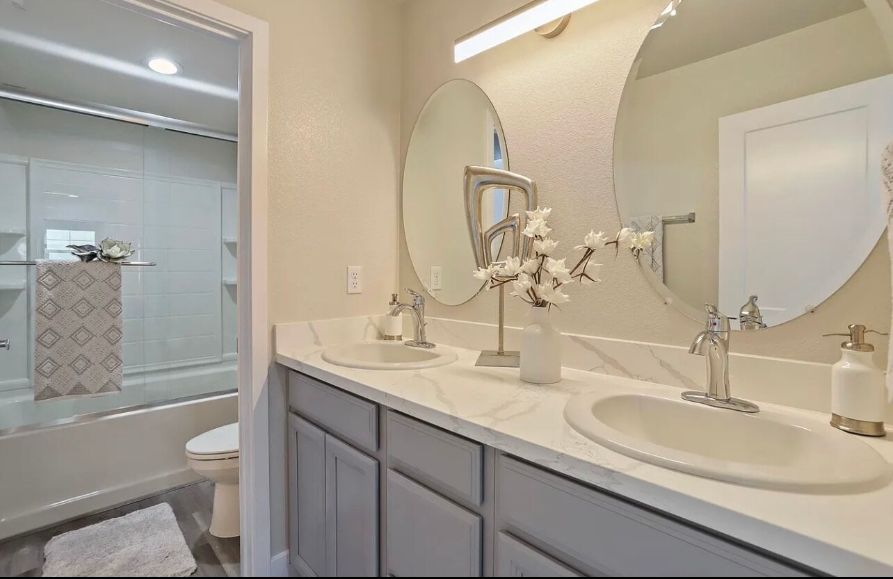 Building Photo - 1673 Bella Lago Dr