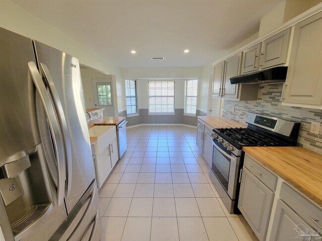 Building Photo - 1306 Pine Hill Cir