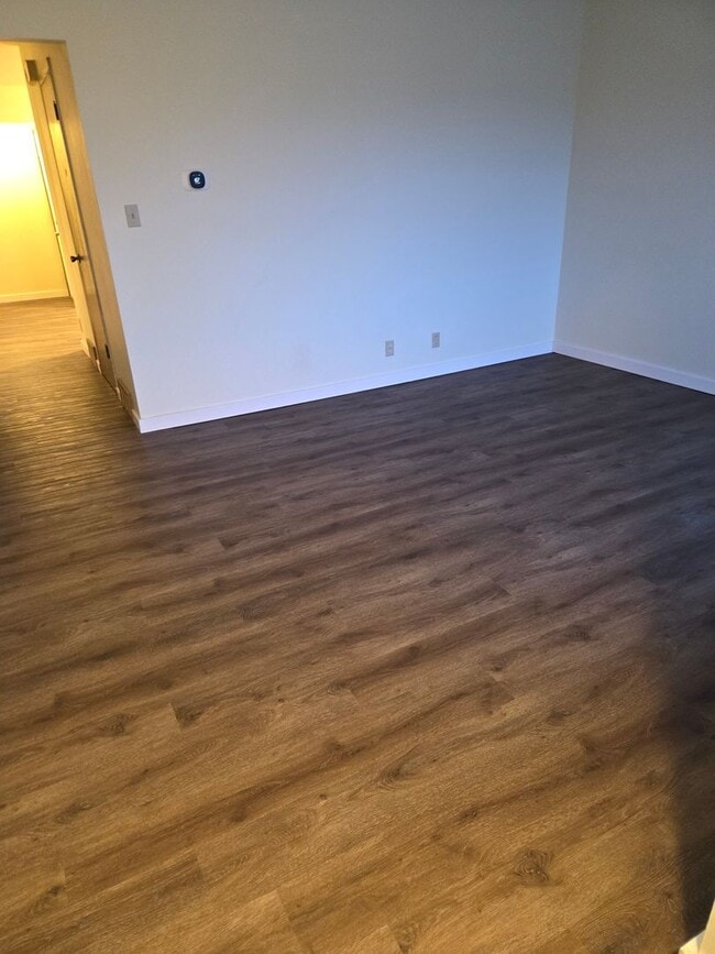 Building Photo - Spacious Townhome!