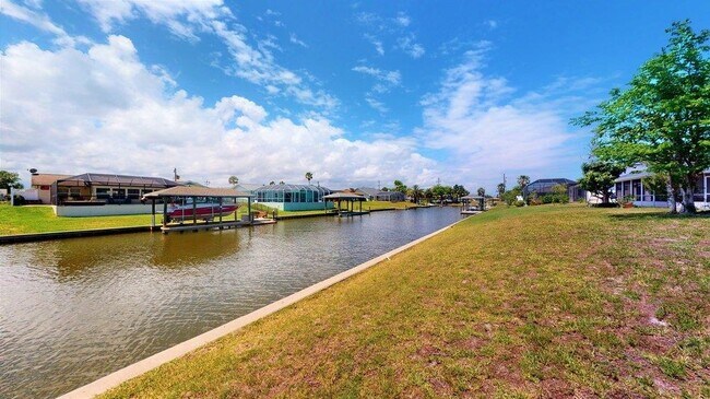 Building Photo - 10 Coral Reef Ct S
