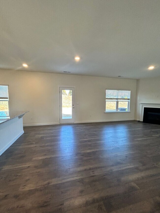 Building Photo - Located in Hixson/Middle Valley! 3 Beds, 2.5 Baths, Loft, Home Office, and 2 Car Garage!