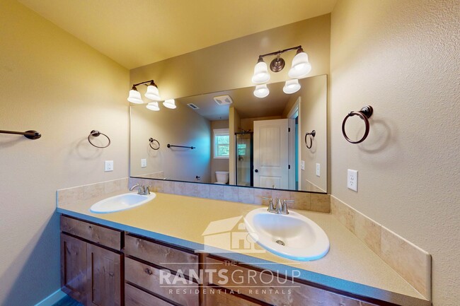 Building Photo - Beautifully upgraded townhome in a quiet L...