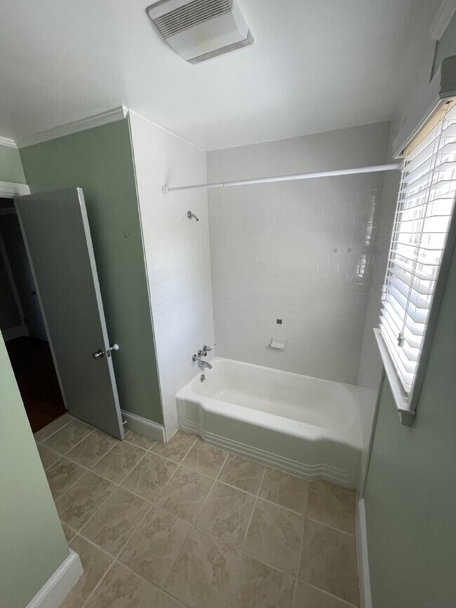 Building Photo - "Charming 3-Bed, 2-Bath Home- Fenced in Ya...