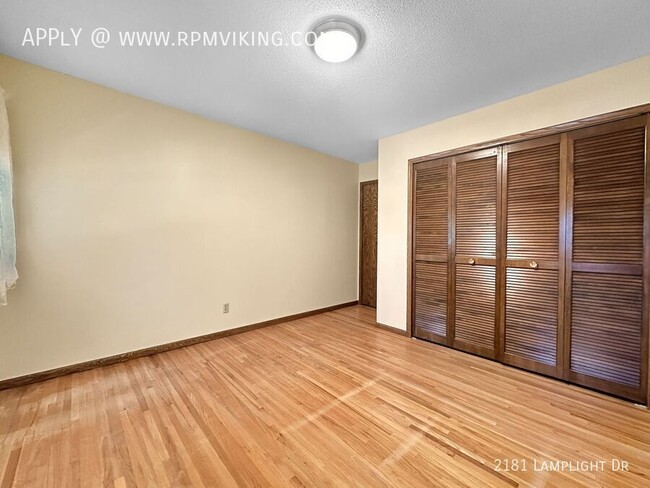 Building Photo - 4br 3ba 2cg ~ Security Deposit Free Altern...