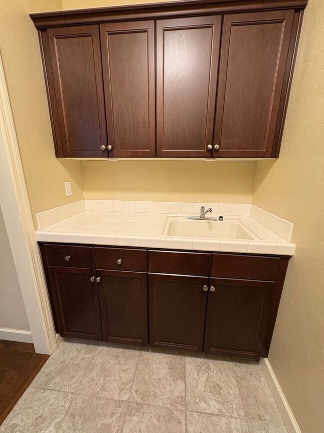 Building Photo - SE Visalia home Coming Soon!!