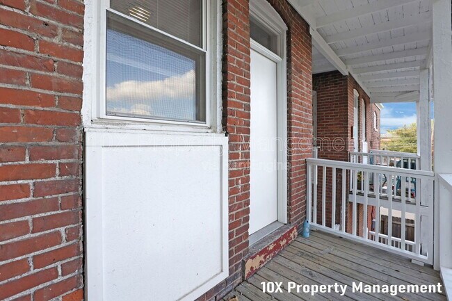 Building Photo - 382 Carpenter St