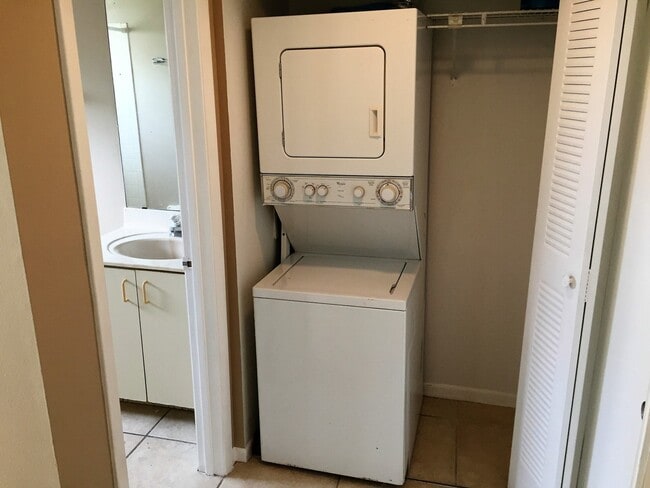 Building Photo - Available NOW! Adorable 2/2 located off of...