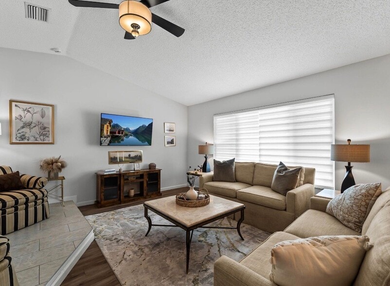 Building Photo - 1535 Ultramarine Ln