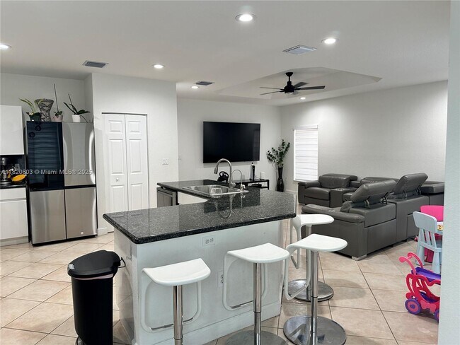 Building Photo - 10873 NW 71st St