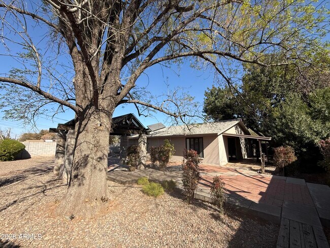 Building Photo - 2114 S La Rosa Dr