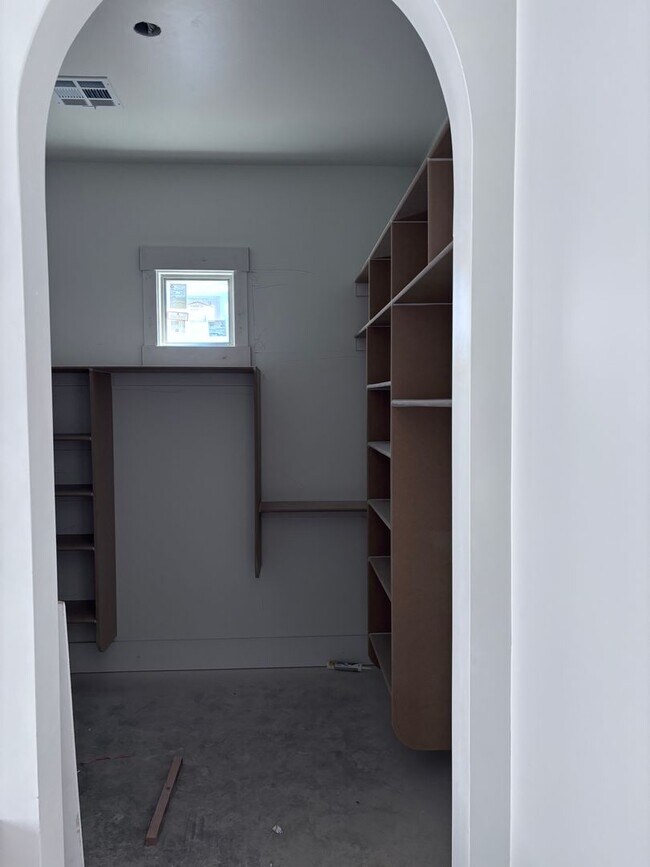 Building Photo - Beautiful single story with 4 bedrooms next to Crimson High School