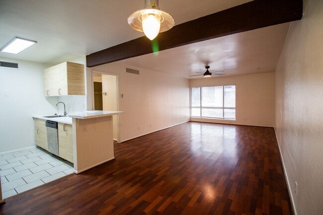 Building Photo - Gated Community 1 Bedroom — All Utilities Paid | First 4 Weeks Free