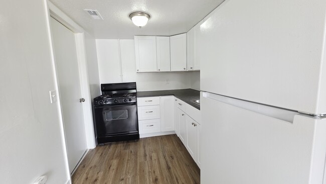 Building Photo - 428 Navajo St