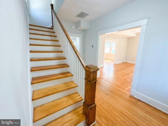 Building Photo - 209 4th Ave