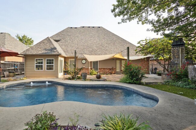 Building Photo - 4 Bedroom + Bonus Room & Office with Gorge...