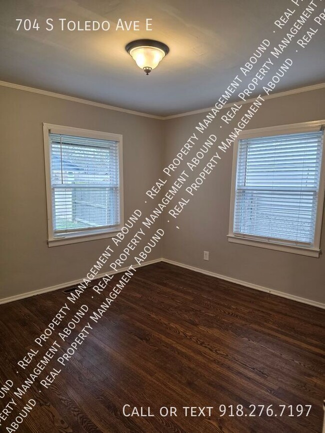 Building Photo - 704 S Toledo Ave