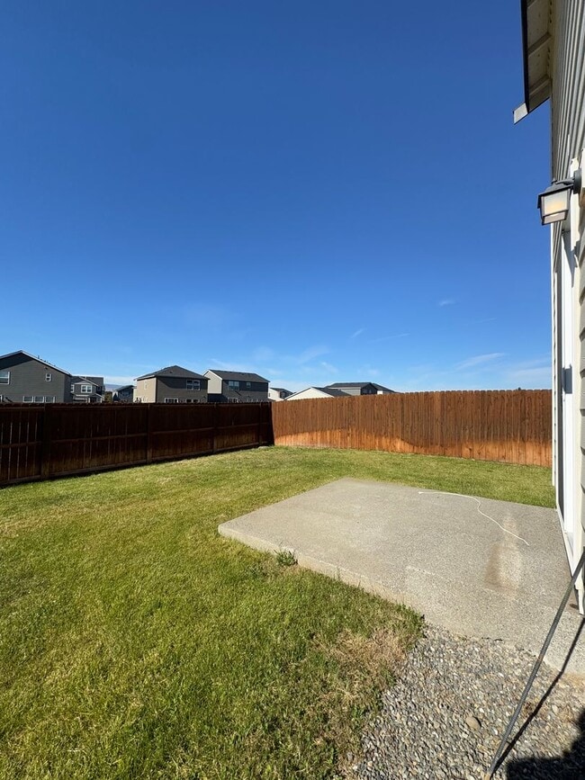 Building Photo - Spacious 4-Bedroom Home in a Great Neighbo...