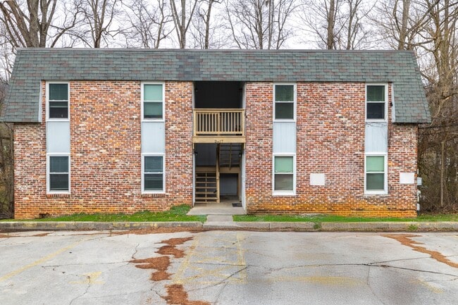 Building Photo - 2817 Colt Dr NE