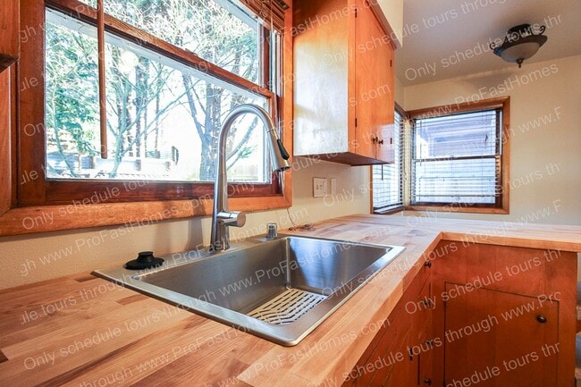 Building Photo - 2714 SE 48th Av