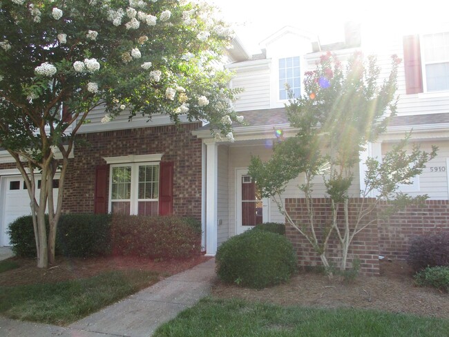 Building Photo - Pretty 3 Bedroom Townhouse in the Clemmons...