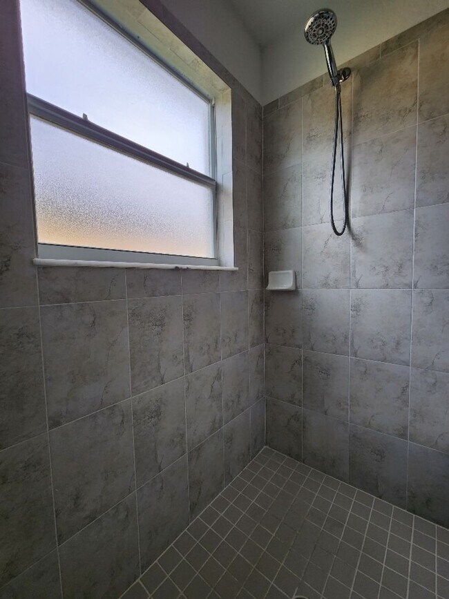 Building Photo - Gorgeous 4-Bedroom Lakefront!!