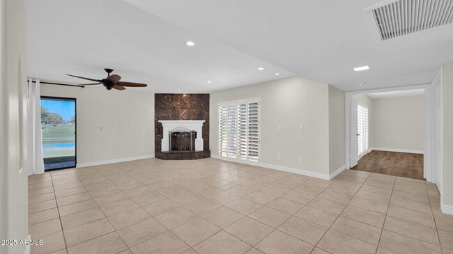 Building Photo - 7500 N Vía Camello Del Sur