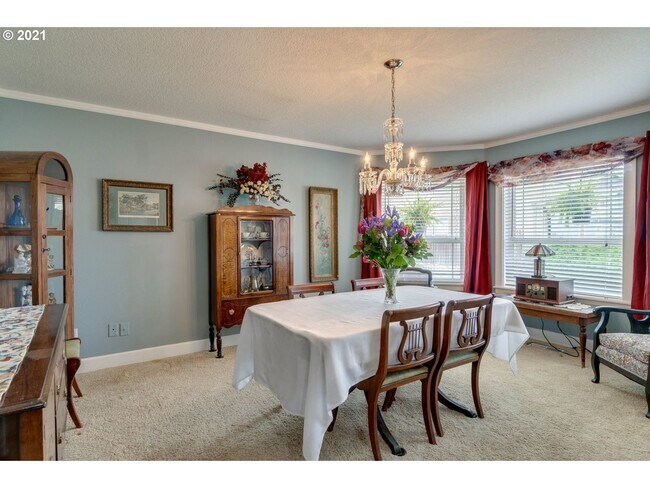 Building Photo - Charming One Level Custom Home
