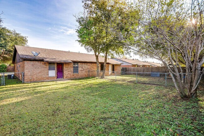 Building Photo - Charming 2-Bed, 2-Bath Duplex in Burleson