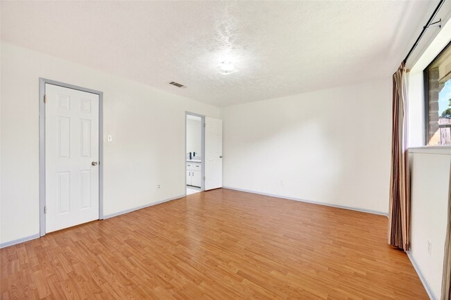 Building Photo - 3031 Shawnee Dr