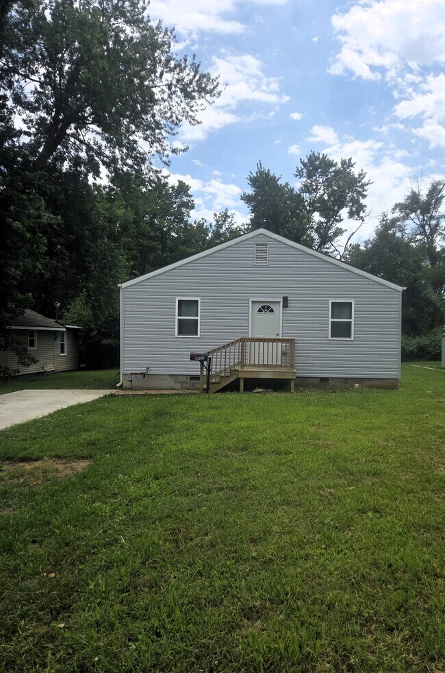Building Photo - 2842 W Elm St