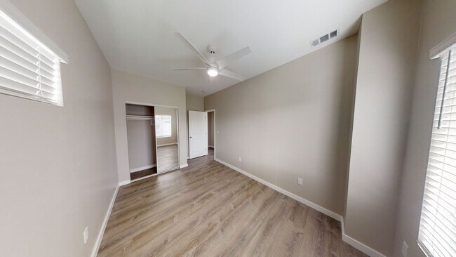 Building Photo - 4 BD 2 BR Unit, Tipton St
