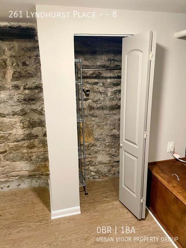 Building Photo - 261 Lyndhurst Pl