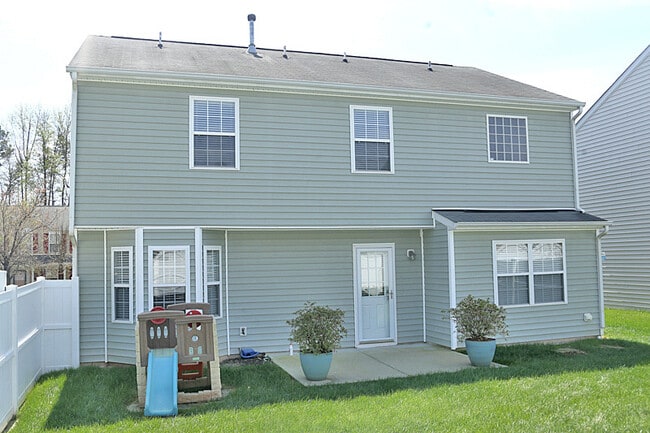 Building Photo - 4 Bedroom Home w/ Fenced Backyard Near RTP & Brier Creek