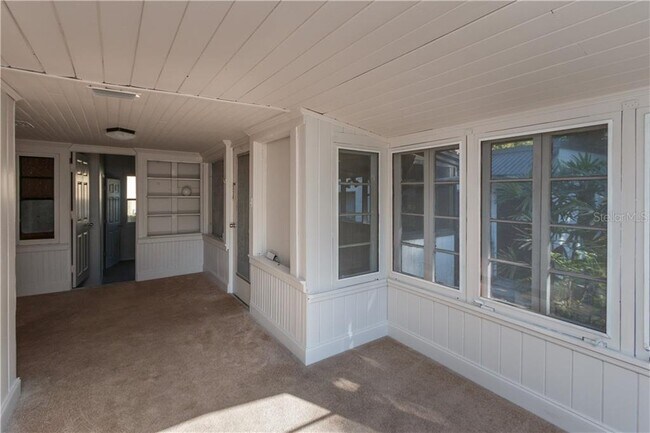 Building Photo - 835 Cathcart Terrace