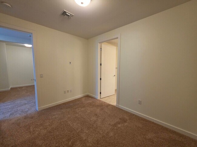 Building Photo - Fantastice High Rise with Full City Views!