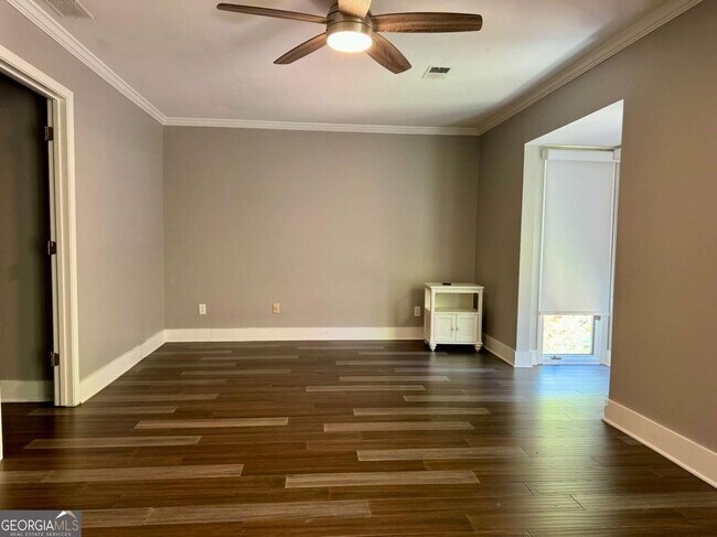 Building Photo - 37 Willow Glen NE