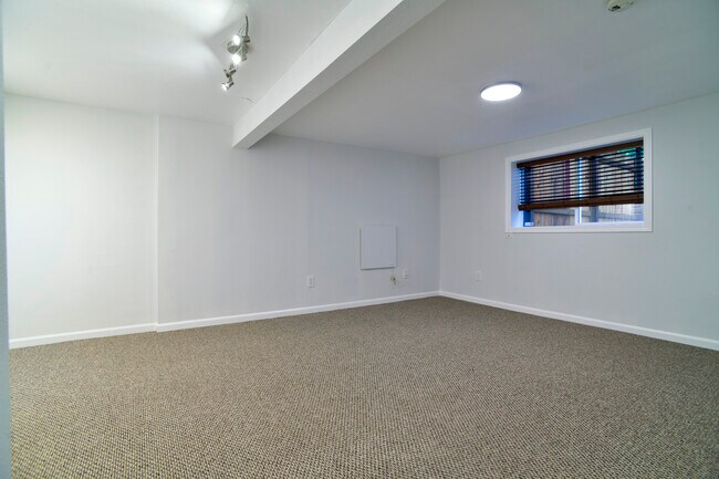 Building Photo - 809 S Summit Ave