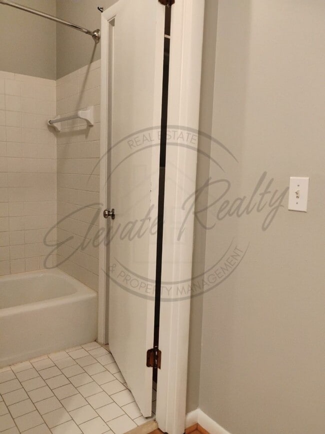 Building Photo - Charming 1 Bedroom | 1 Bath Upstairs Apart...