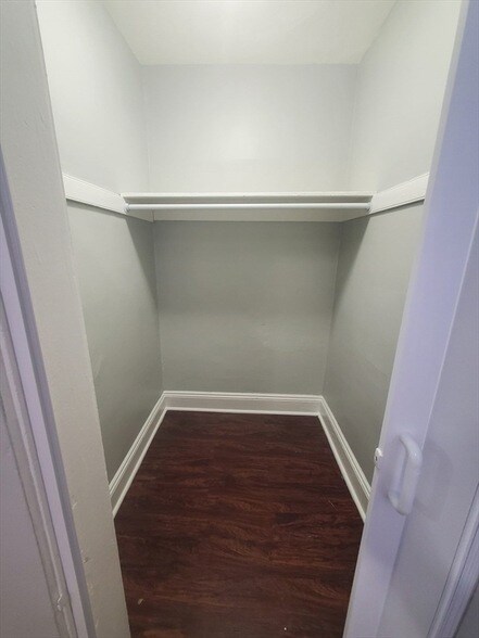 Building Photo - 4 Abbotsford St