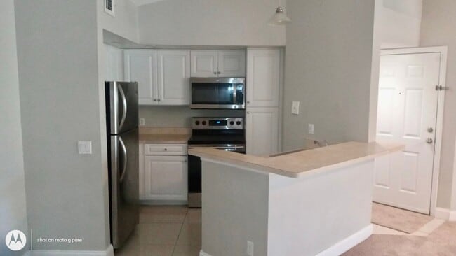 Building Photo - Spacious third floor unit located in the gated community of Venetian place