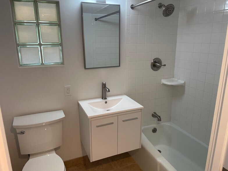 Bathroom - 13 Middle St